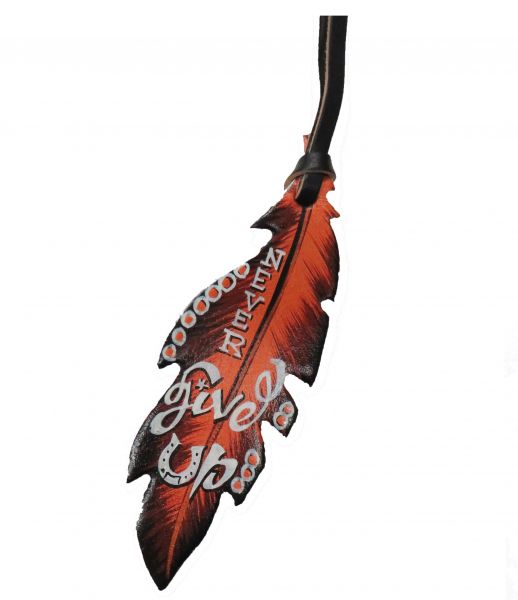 Plume en cuir rouge peinte à la main « Never Give Up »