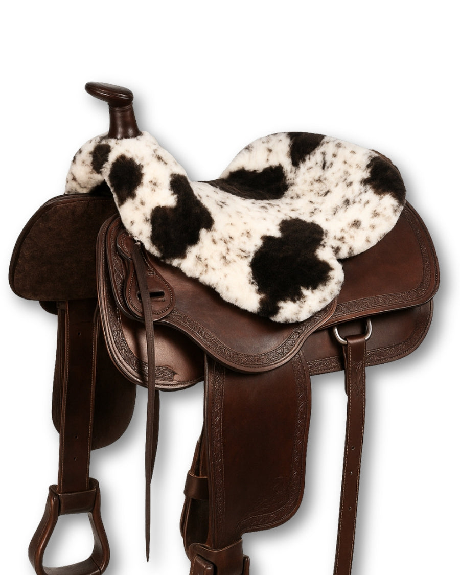 Couvre-siège western en mouton pie naturel non teint, ouverture pour corne
